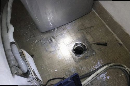 누수탐지 배관 누수와 방수 문제의 발생 양상을 비교하는 현장 점검 이미지