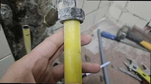 누수탐지 수도계량기 별침과 보일러 배관을 확인하는 누수 점검 모습