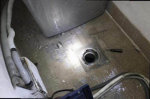 누수탐지 베란다 벽면과 천장의 습기 및 얼룩을 확인하는 모습