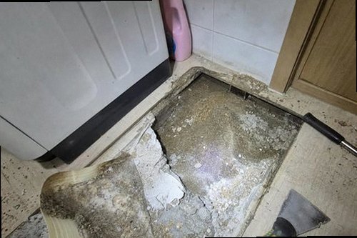 누수탐지 수도계량기 별침과 잠금 밸브를 확인하는 모습