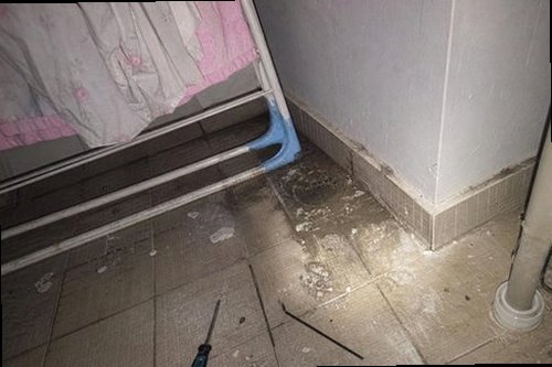 누수탐지 베란다 창틀 주변 물자국과 실란트 상태를 확인하는 모습