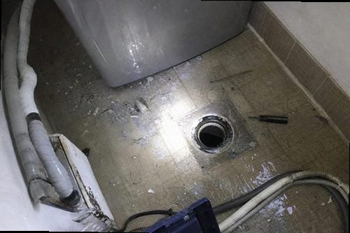 누수탐지 베란다 벽면과 창 주변의 물자국을 확인하는 모습