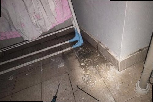누수탐지 창틀 접합부 보수 후 건조 상태와 천장 수분 변화를 확인하는 모습