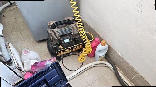 누수탐지 천장 얼룩과 벽면 습기 위치를 기록하는 누수 점검 모습