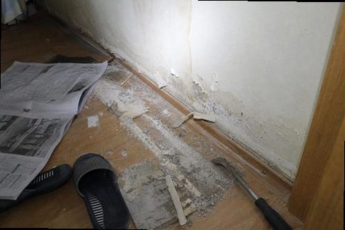 누수탐지 천장과 벽면에 나타난 누수 흔적 및 수분 측정 점검 모습