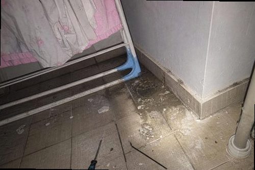 누수탐지 베란다 벽면과 창틀 주변의 누수 흔적을 확인하는 모습