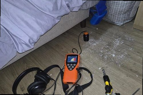 누수탐지 배관 압력 검사와 누수 위치 확인을 진행하는 현장