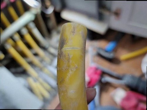 누수탐지 주방 싱크대 하부와 바닥 수분 흔적을 확인하는 현장