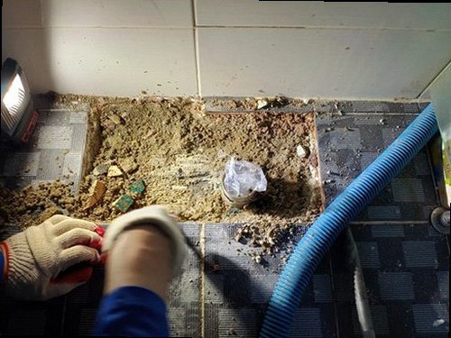 누수탐지 천장과 벽면에 발생한 누수 흔적을 확인하는 모습