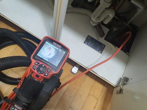 팔달구 인계동 하수구막힘 — 배수구 주변의 물 고임