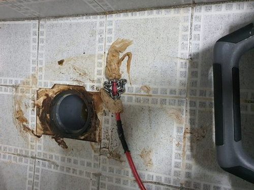 제물포구 선화동 하수구막힘 — 배수 중 물이 역류하는 상태