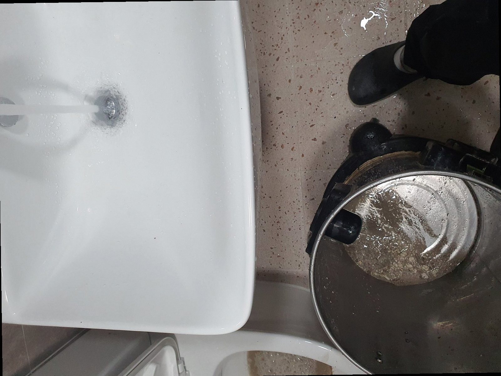 성북구 하수구막힘 배수 상태와 배관 점검 과정을 확인하는 현장 이미지
