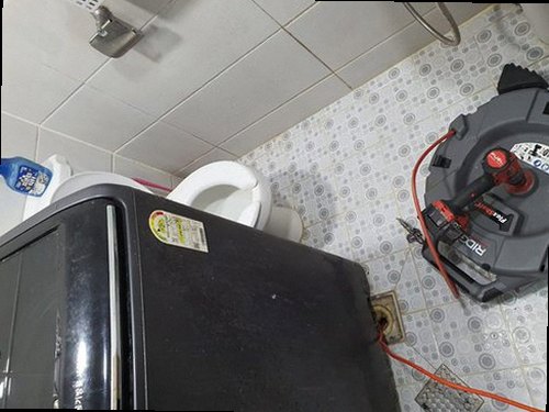 하수구막힘 여러 배수구의 물 빠짐과 역류 상태를 확인하는 현장