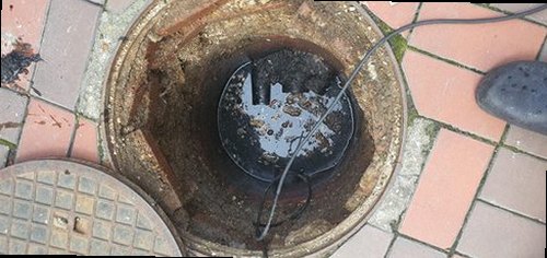 하수구막힘 배수구 주변 물 고임과 악취 발생 여부를 확인하는 모습