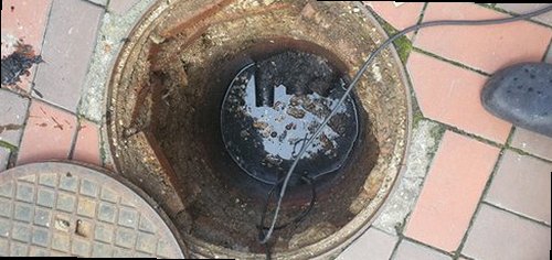 하수구막힘 배관 막힘과 악취 원인을 확인하는 현장 점검 장면