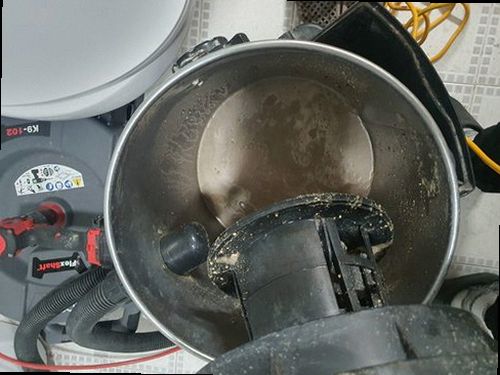 하수구막힘 고압 세척 장비로 배관을 점검하는 모습