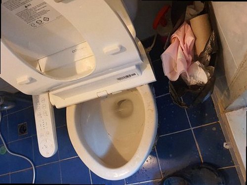 하수구막힘 내시경 카메라로 배관 내부를 확인하는 장면
