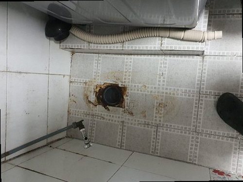 하수구막힘 내시경 카메라로 배관 내부 상태를 확인하는 점검 과정