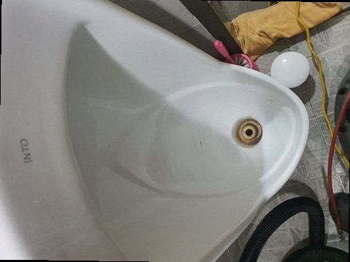 하수구막힘 전동 스네이크와 고압 세척으로 배관을 정리하는 작업 장면