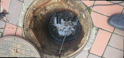 하수구막힘 배수구 주변 물 고임과 이물질 상태를 확인하는 모습