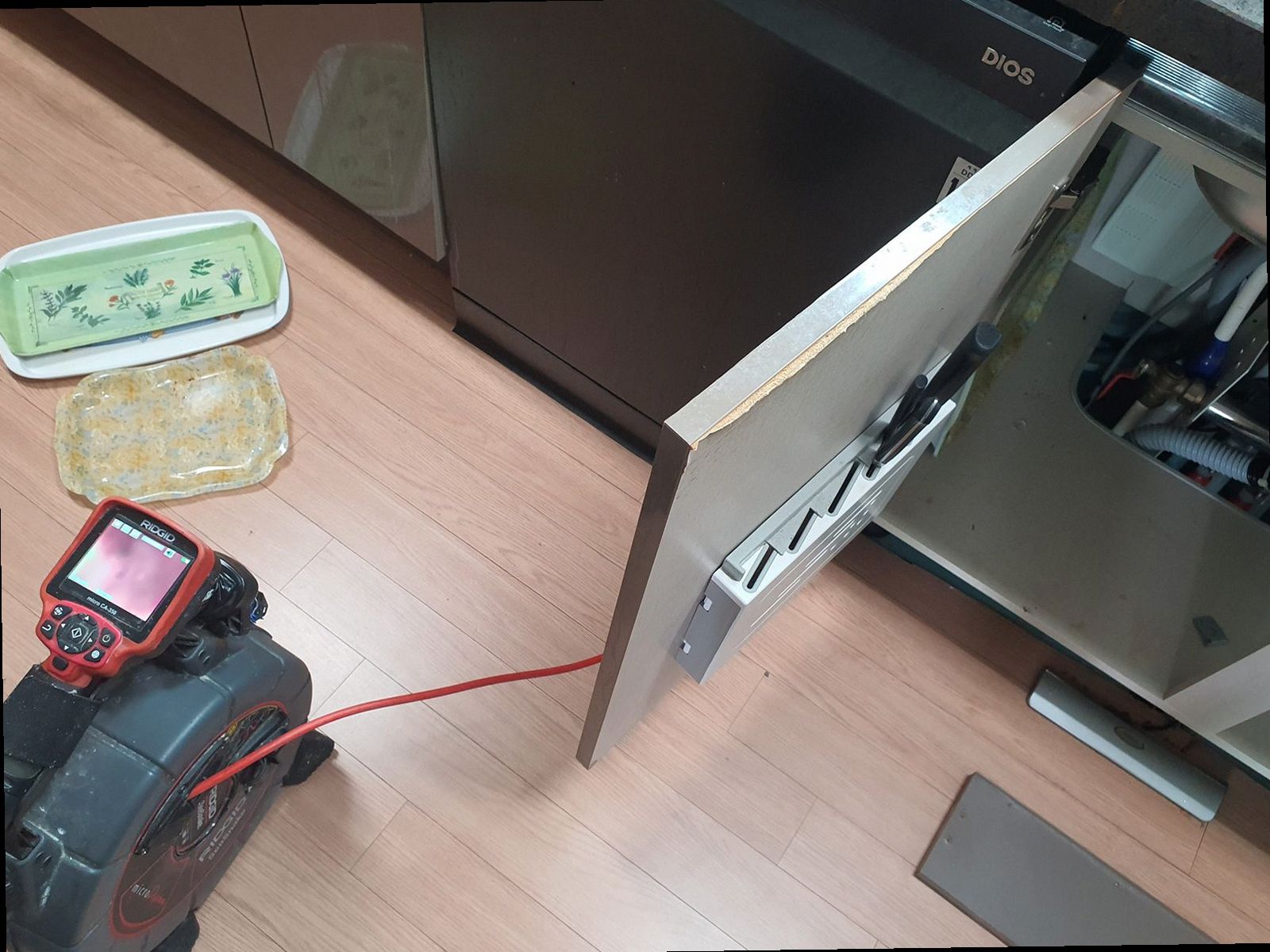 하수구막힘 세면대 배수관 내부를 확인하는 점검 도구