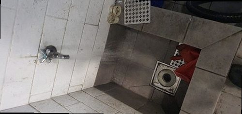 하수구막힘 고압 세척 장비로 배관을 정리하는 작업 장면