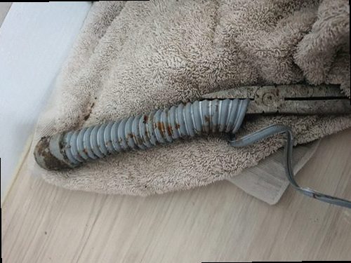하수구막힘 배수구 주변과 물 빠짐 상태를 확인하는 모습