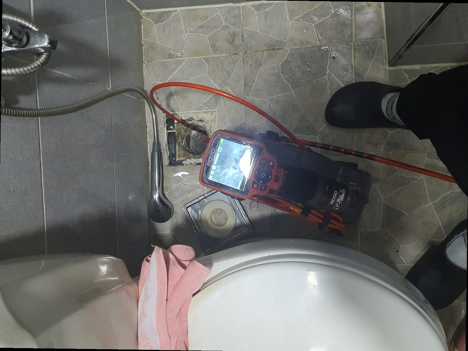안성 하수구막힘 세면대 배수 상태를 점검하는 현장 이미지