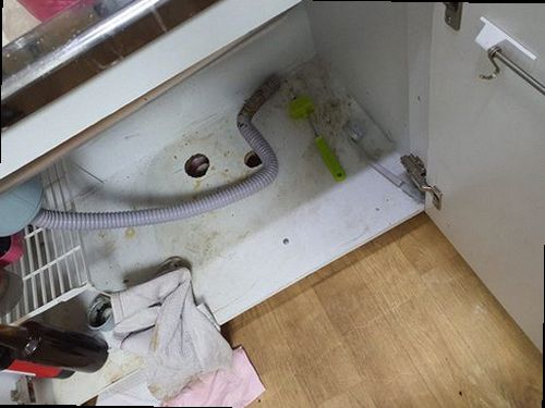 하수구막힘 배관 내부 오염과 막힘 상태를 점검하는 내시경 카메라 장비 이미지