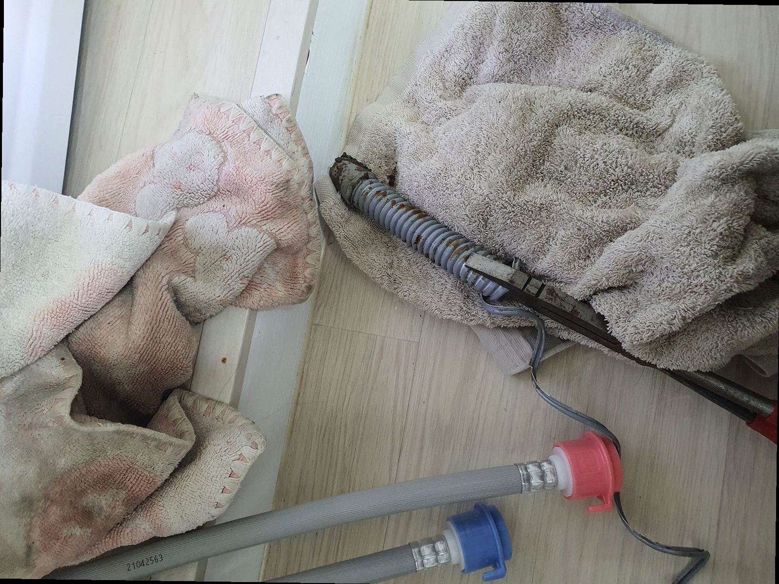 오산 하수구막힘 고압 세척 장비로 배관 내부를 정리하는 작업 모습