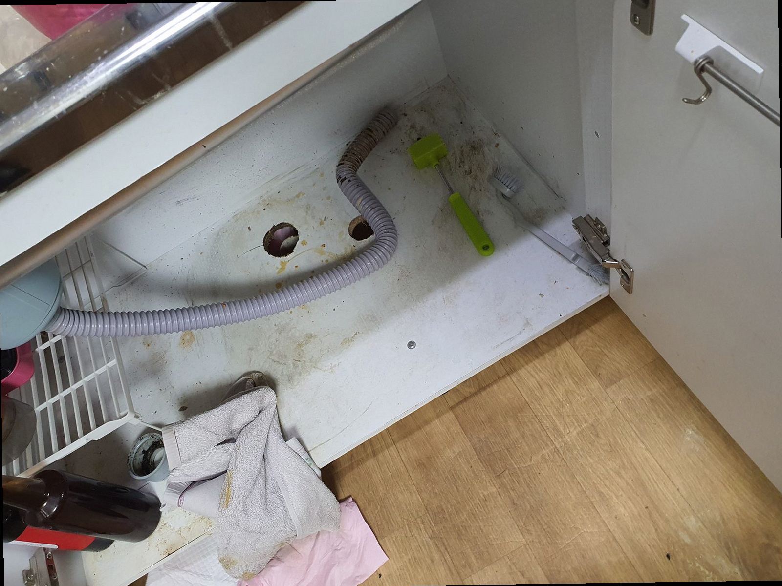 이천 하수구막힘 배관 내부 상태를 확인하는 점검 장면