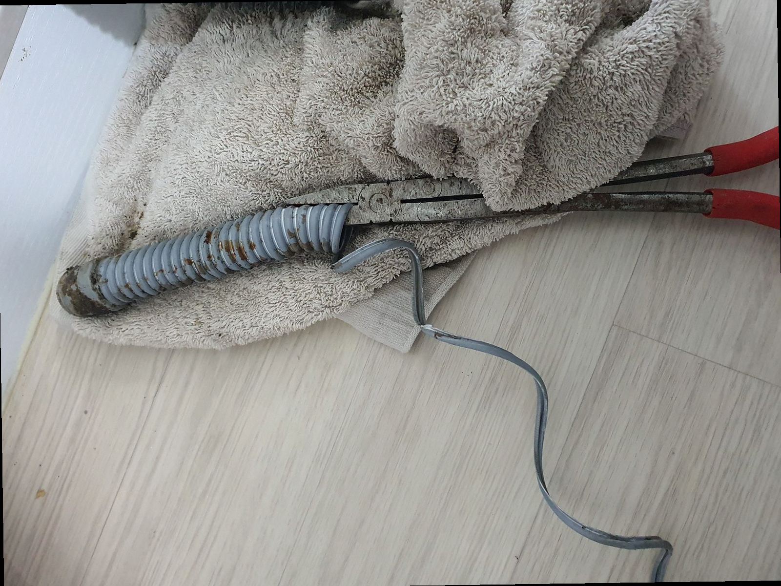 이천 하수구막힘 배관 내부 오염과 막힘 진행 상태를 확인하는 장면