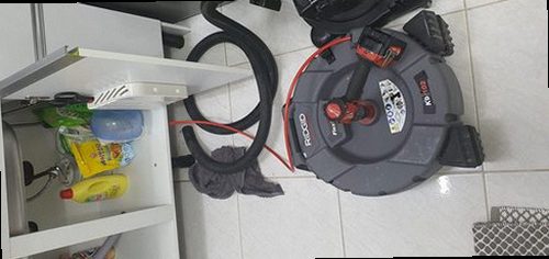 하수구막힘 배수 상태를 확인하는 주방 배관 점검 장면