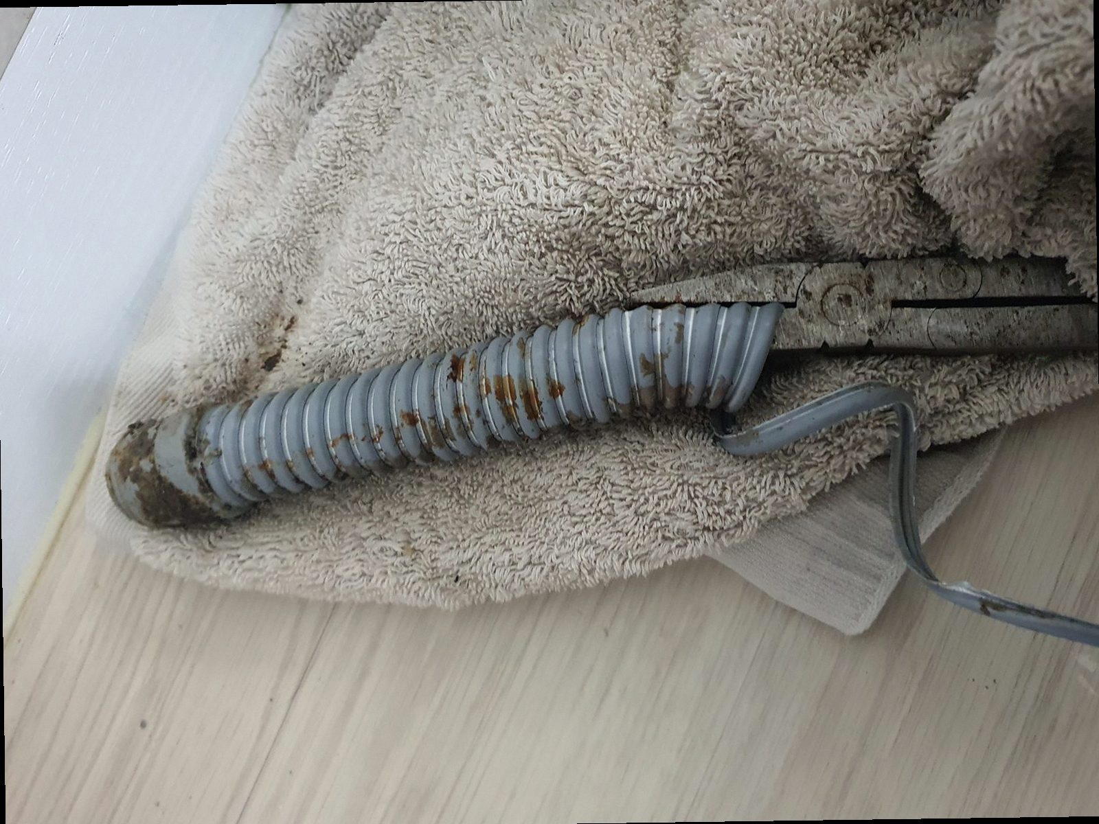 파주 하수구막힘 배관 내부 오염 상태를 점검하는 모습