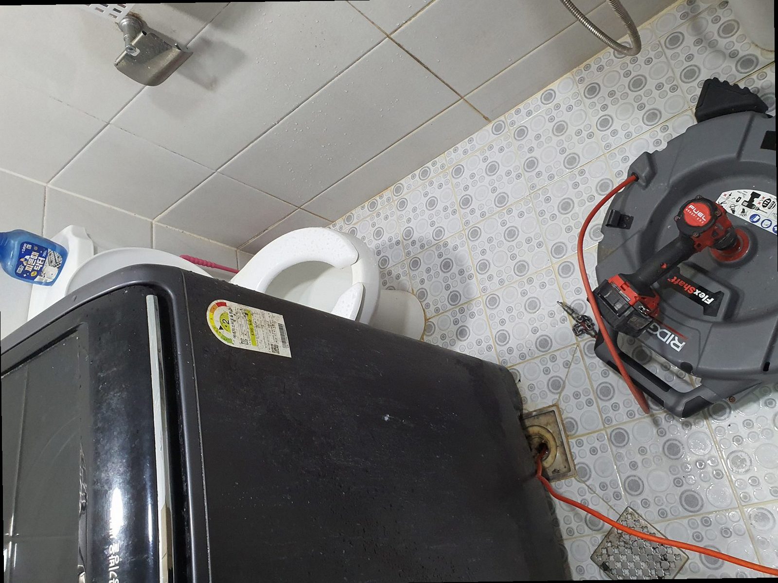 평택 하수구막힘 배관 내부 상태를 확인하는 현장 점검 장면