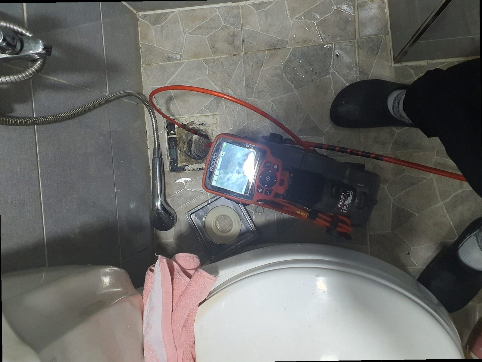평택 하수구막힘 고압 세척으로 배관을 정리한 뒤 흐름을 확인하는 모습
