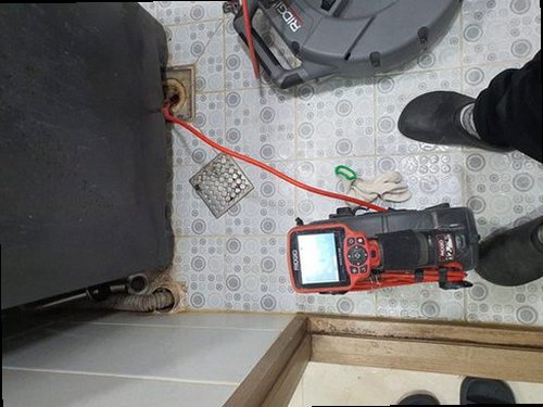 하수구막힘 배관 내부를 내시경으로 확인하는 점검 장면