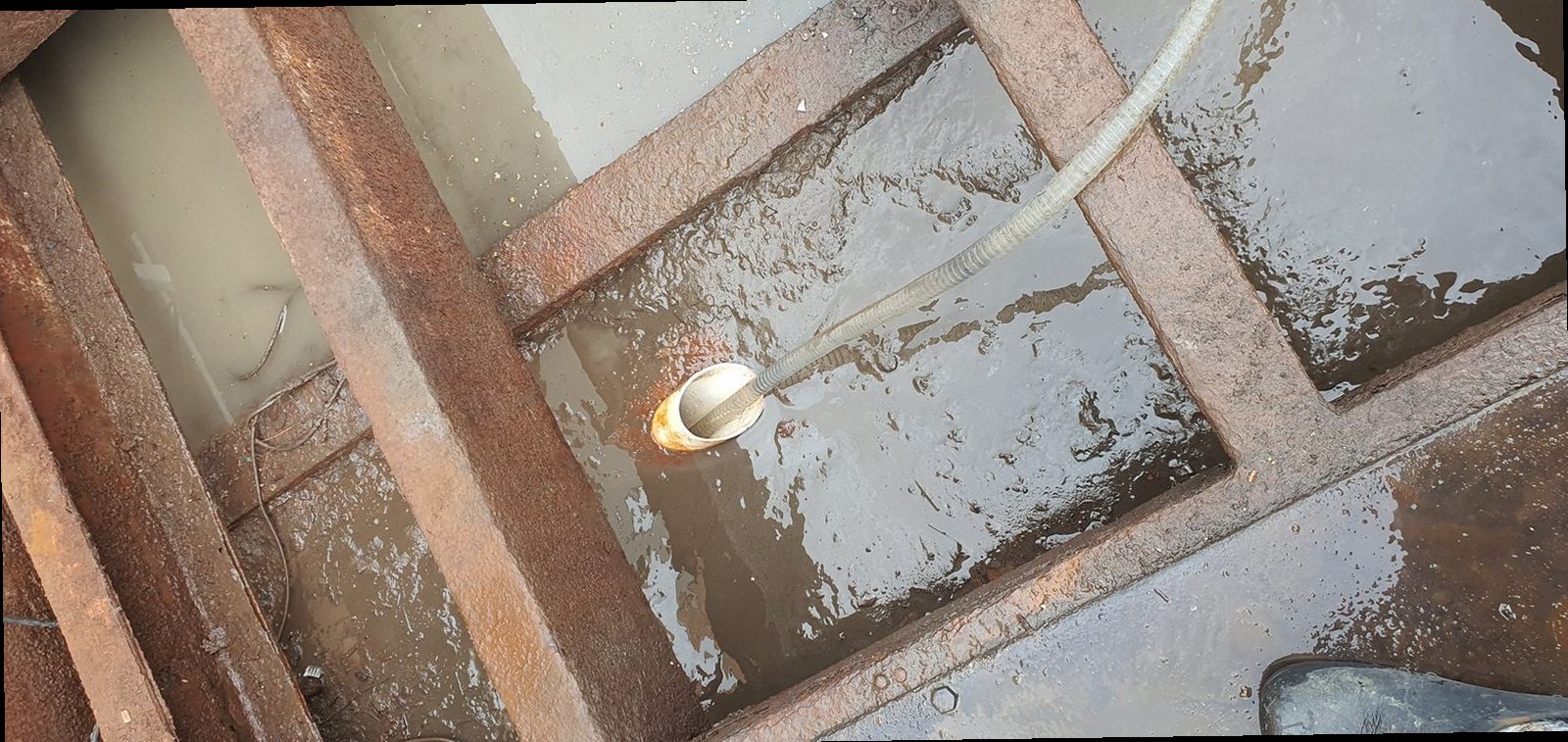 동두천 하수구막힘 배수 흐름이 느려진 싱크대 배관 상태를 점검하는 장면