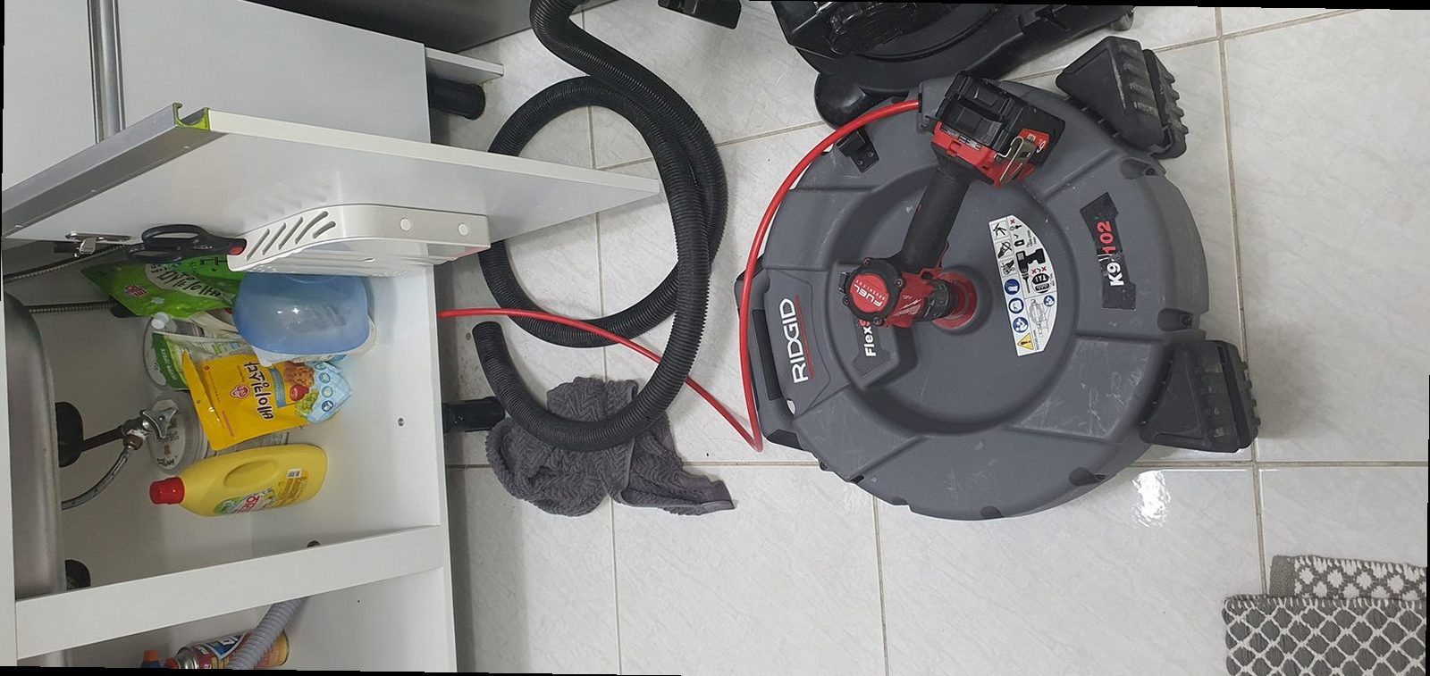 덕양구 하수구막힘 배수 상태와 배관 내부를 점검하는 현장 이미지