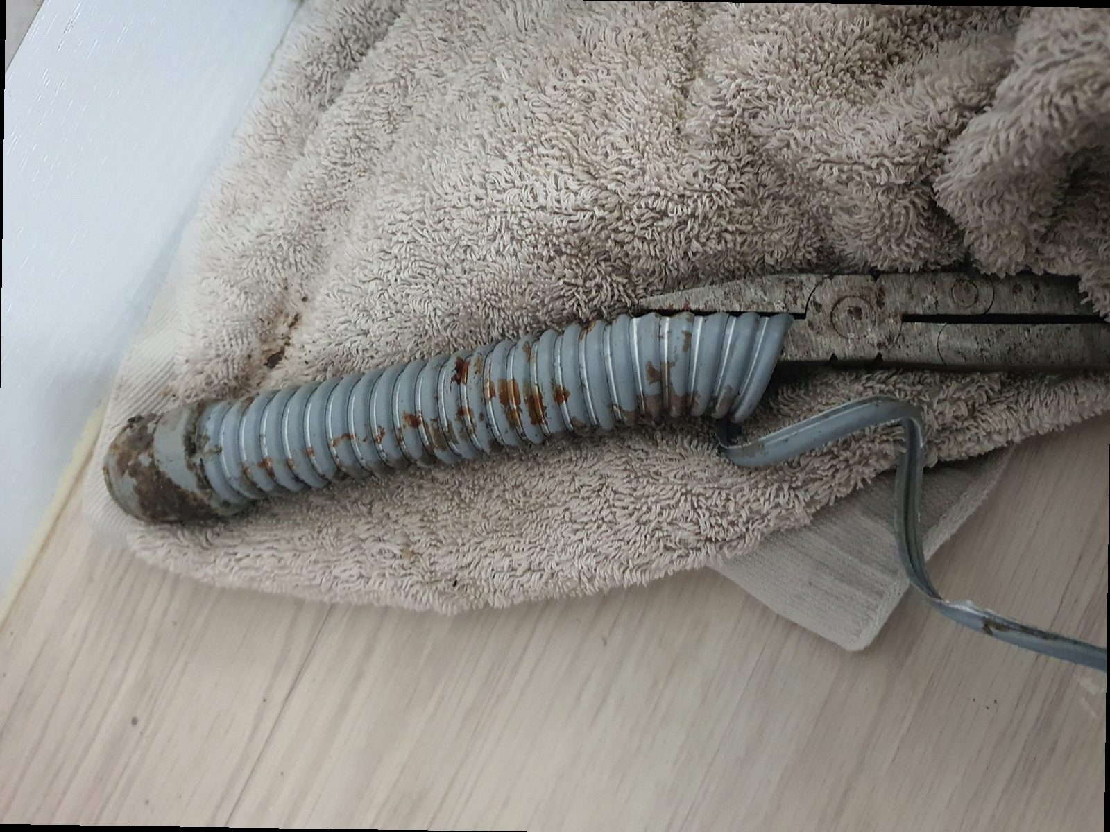 덕양구 하수구막힘 배관 내부 상태를 확인하는 점검 장면