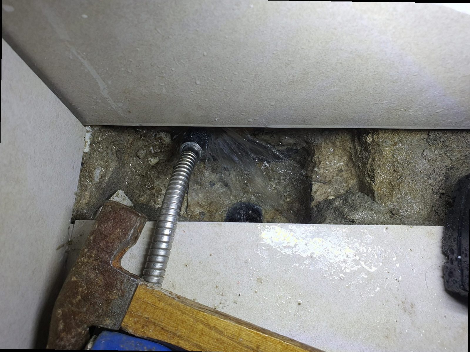 수정구 하수구막힘 배수 상태를 확인하는 현장 점검 장면