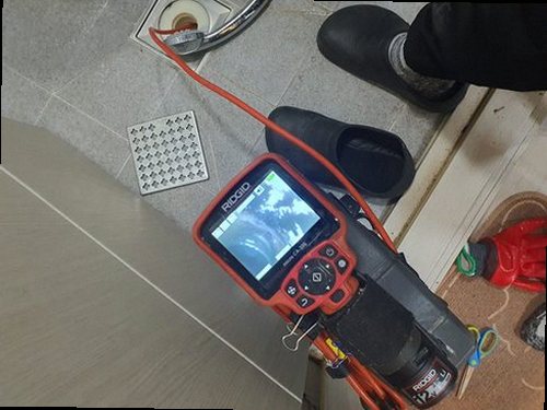 하수구막힘 배관 내부를 확인하는 내시경 카메라 점검 장면