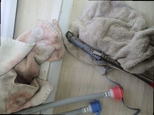 하수구막힘 배수구 주변 오염 상태와 배관 점검 모습