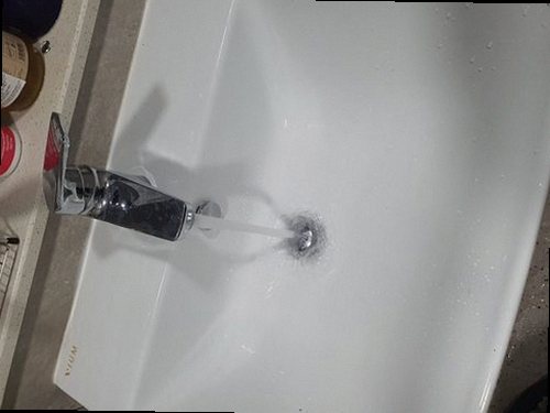 하수구막힘 배관 내부를 내시경 카메라로 확인하는 점검 과정