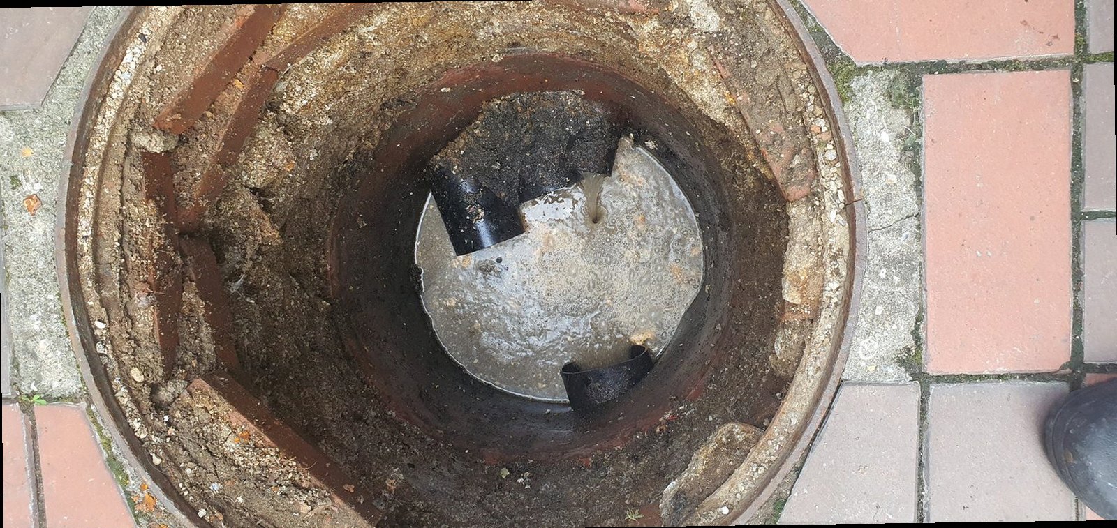 상록구 하수구막힘 배관 내부를 점검하는 내시경 장비와 배수 상태를 확인하는 현장 모습