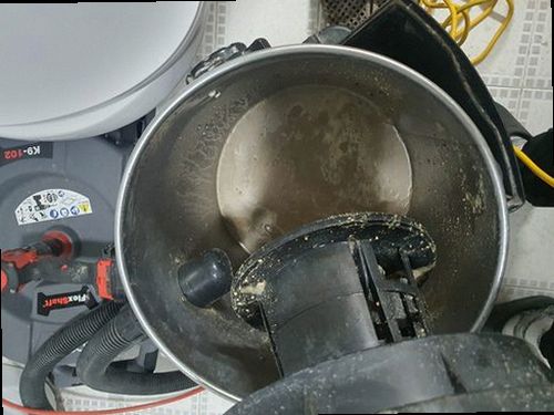 하수구막힘 배관 내부 오염과 막힘 위치를 확인하는 점검 장면