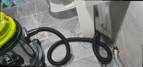 하수구막힘 배수구 주변의 물 고임과 배관 점검 과정