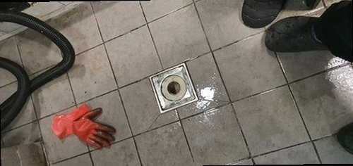 하수구막힘 배관 내부 상태를 확인하는 내시경 진단 장면