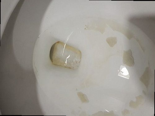 하수구막힘 싱크대 배수구와 배관 내부 오염 상태를 확인하는 모습