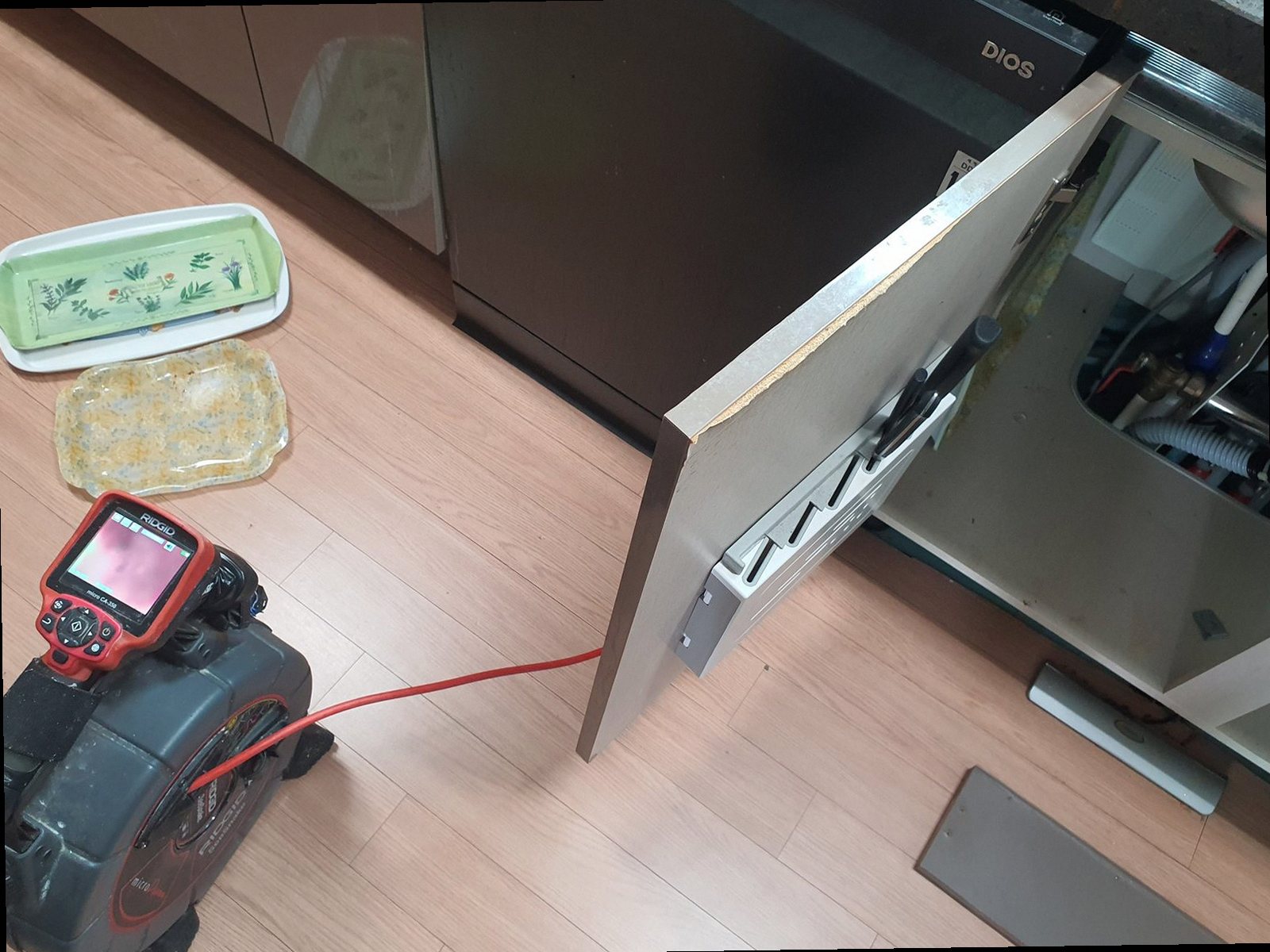 남동구 하수구막힘 배관 내부 상태를 확인하는 점검 장면